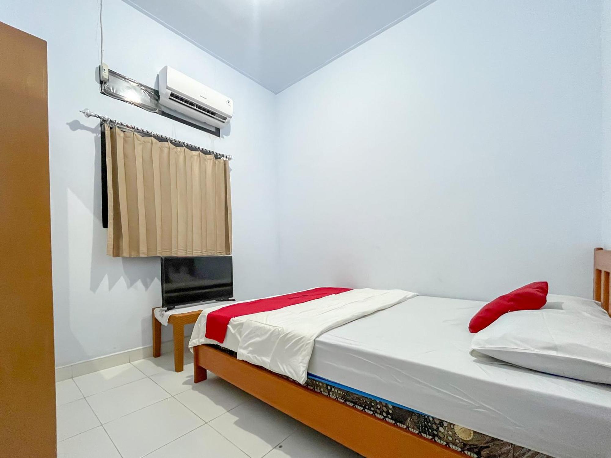 Reddoorz Syariah At Home Ampana Guest House Ampana Kota Exterior photo