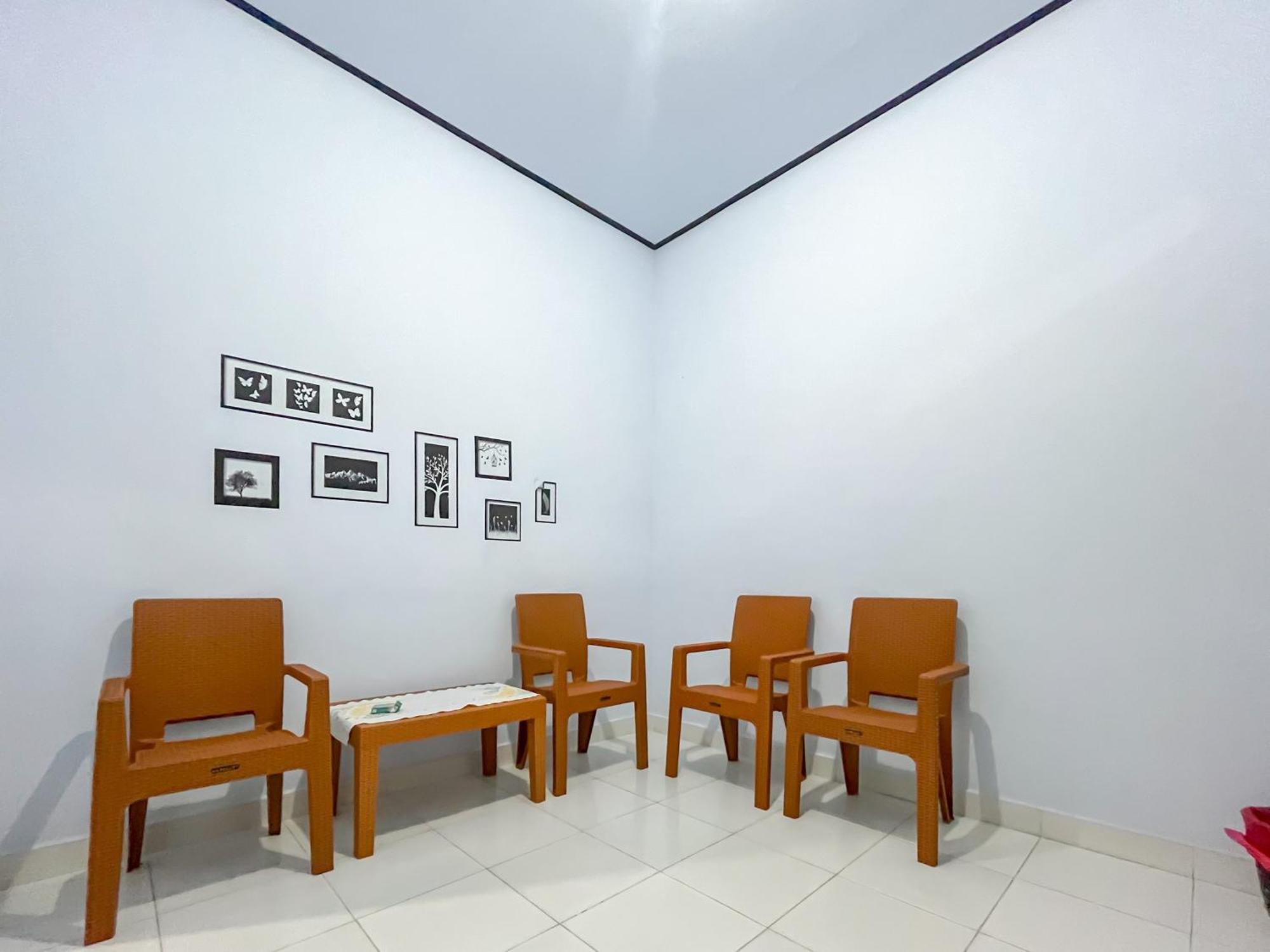 Reddoorz Syariah At Home Ampana Guest House Ampana Kota Exterior photo